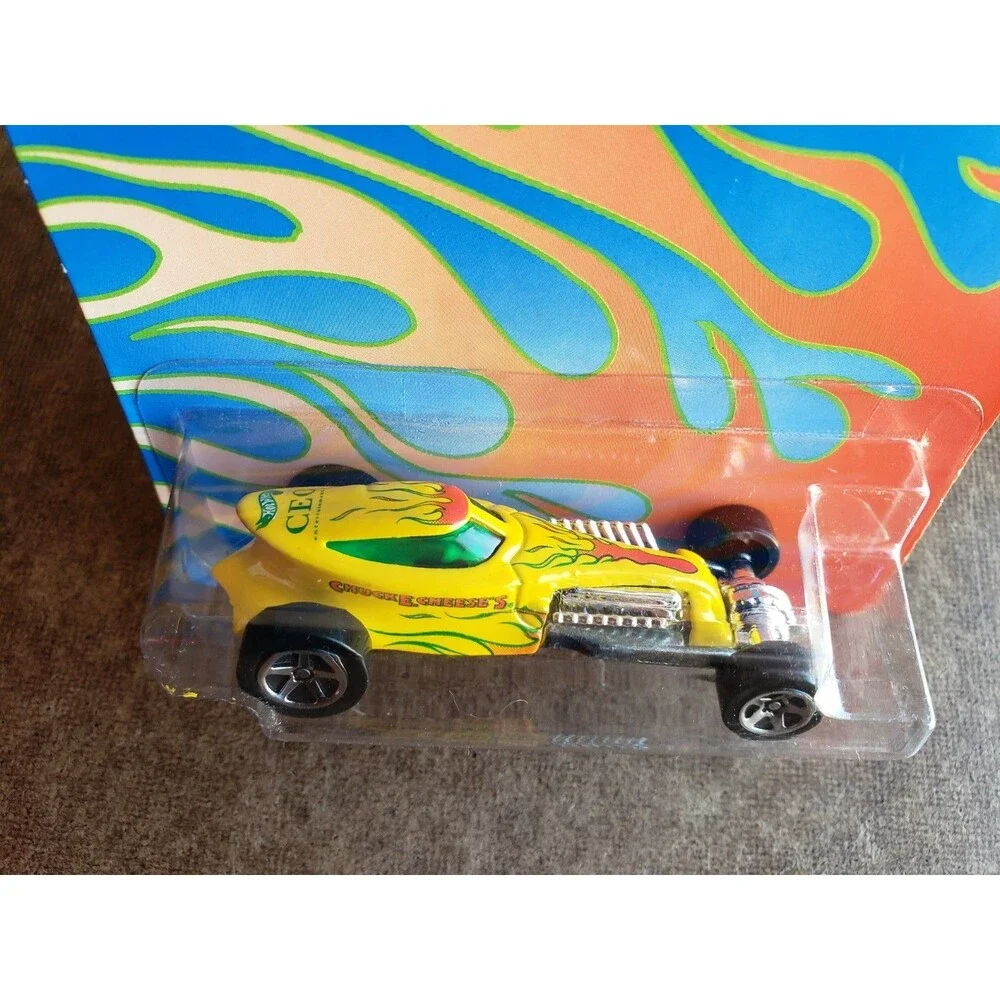 2001 Hot Wheels CHUCK E. CHEESE'S SWEET 16 II Yellow ZAMAC Base 5 SP 1:64 #27254